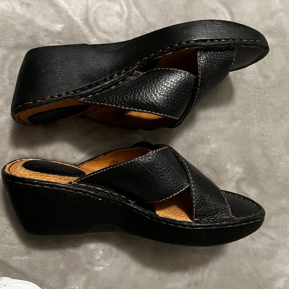 LIKE NEW / Gently Used} boc Women's Slip On, Wedge Sandals, Size 9 - Picture 4 of 9